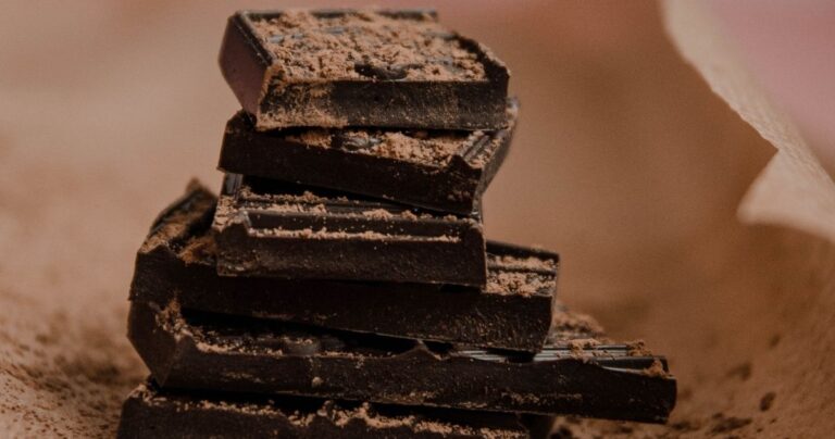 Γιατί ασπρίζει η σοκολάτα; Μπορούμε να την καταναλώσουμε;