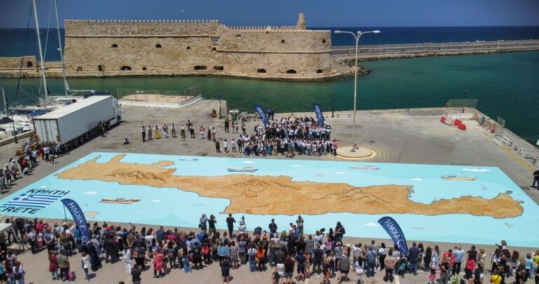 Ηράκλειο Κρήτης – Ρεκόρ Guinness για το μεγαλύτερο «μωσαϊκό» από καλτσούνια (Εικόνες)