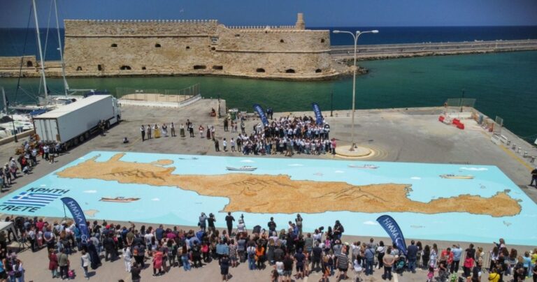 Ηράκλειο Κρήτης – Ρεκόρ Guinness για το μεγαλύτερο «μωσαϊκό» από καλτσούνια (Εικόνες) Ηράκλειο Κρήτης – Ρεκόρ Guinness για το μεγαλύτερο «μωσαϊκό» από καλτσούνια (Εικόνες)