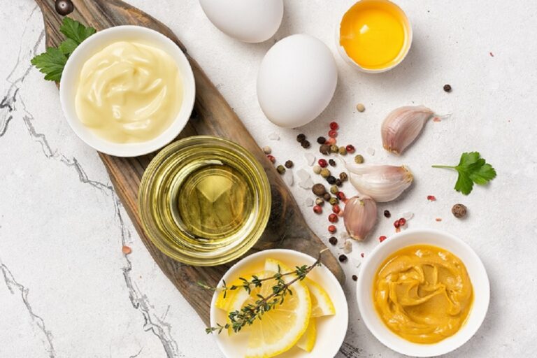 Όλα για τη μαγιονέζα – Η σπιτική συνταγή, τα ωμά αυγά και η διατροφική ασφάλεια
