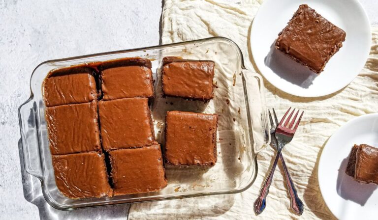 Γλυκό ημέρας – Σκολατένιο κέικ ταψιού