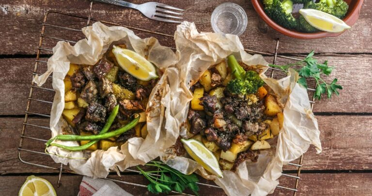 Αρνάκι-«λουκούμι» με λαχανικά στη λαδόκολλα του Κωνσταντίνου Κωβαίου