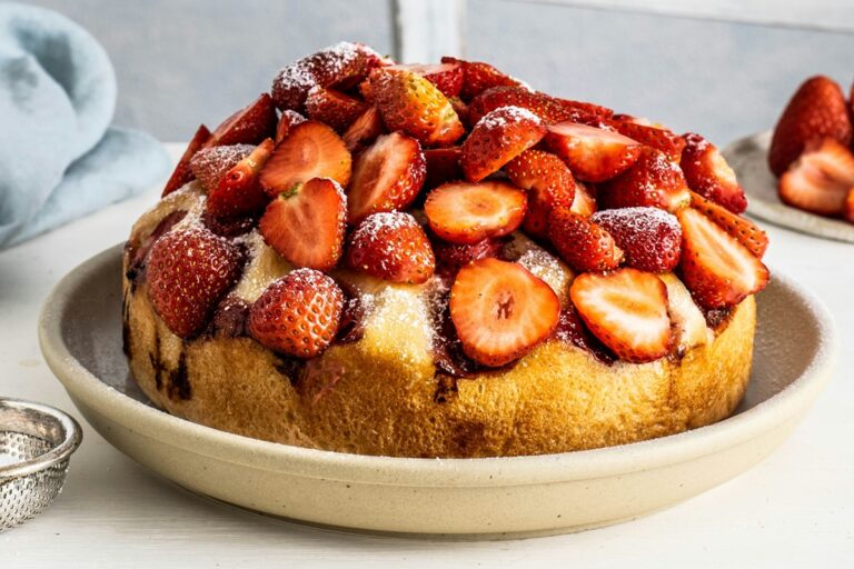 Ανοιξιάτικο κέικ με ζουμερές, φρέσκες φράουλες