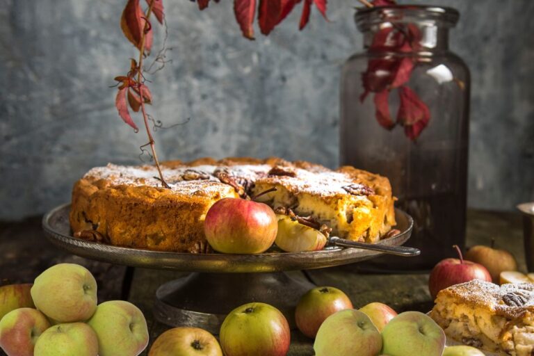 Γλυκό ημέρας – Αφράτο κέικ με μήλα Πιλαφά Τριπόλεως, ρούμι και καρύδια