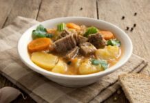 Τι να μαγειρέψω σήμερα, Παρασκευή; Μοσχάρι βραστό με πατάτες, καρότα και σέλινο