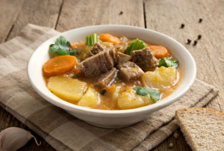 Τι να μαγειρέψω σήμερα, Παρασκευή; Μοσχάρι βραστό με πατάτες, καρότα και σέλινο