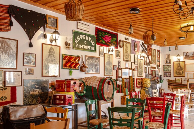 Καφενείο χωρίς καφετζή σε ορεινό χωριό της Πελοποννήσου
