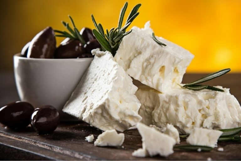 Τυρί φέτα – Πώς «γλυκαίνετε» την πολύ αλμυρή και πώς τη συντηρείτε καλύτερα