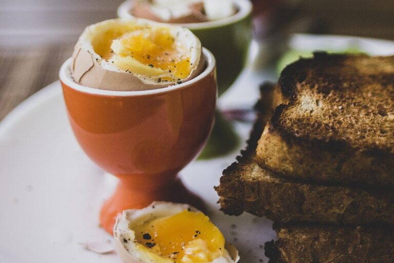 Πώς να ξεφλουδίσετε ευκολότερα τα βραστά αυγά