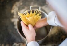 Βράζοντας μακαρόνια – Γιατί δεν έχει νόημα να ρίχνεις ελαιόλαδο στο νερό