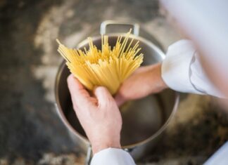 Βράζοντας μακαρόνια – Γιατί δεν έχει νόημα να ρίχνεις ελαιόλαδο στο νερό