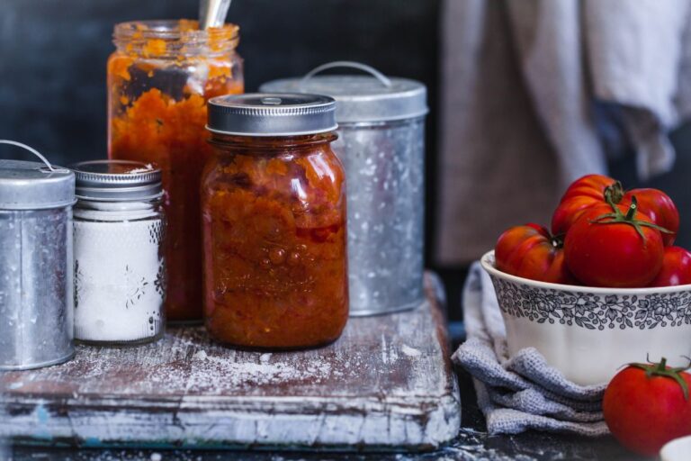 Αύγουστος στη γυάλα – Οι ώριμες ντομάτες σε σπιτικούς πελτέδες, σάλτσες και μαρμελάδες