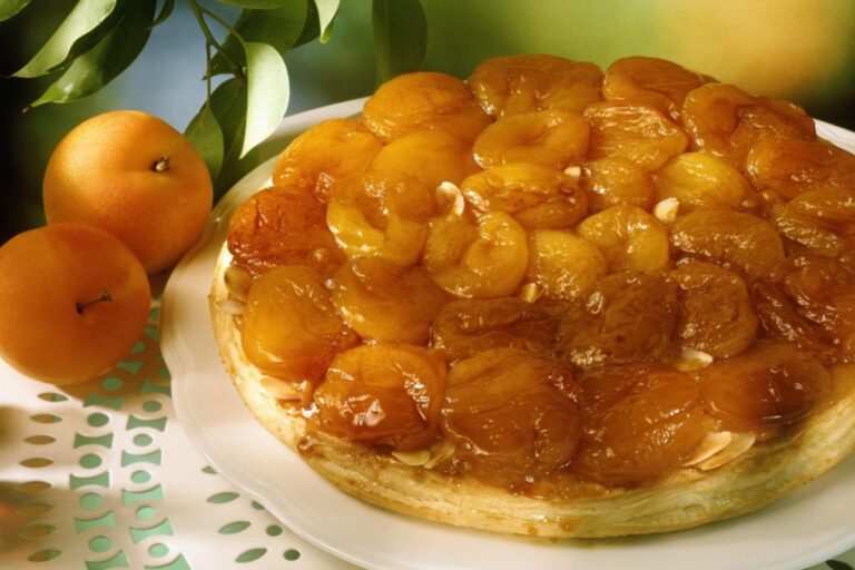 Γλυκιά σφολιάτα με βερίκοκα, τριμμένο αμύγδαλο και μαρμελάδα