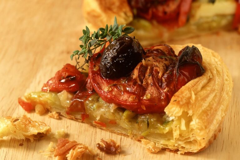 Εύκολο σνακ με σφολιάτα, ντομάτες, κρεμμύδια και ανθότυρο