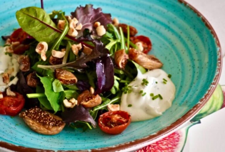 Πράσινη σαλάτα με ξερά σύκα Κύμης, μους από τυρί κυανό, ντοματίνια ψητά και φουντούκια