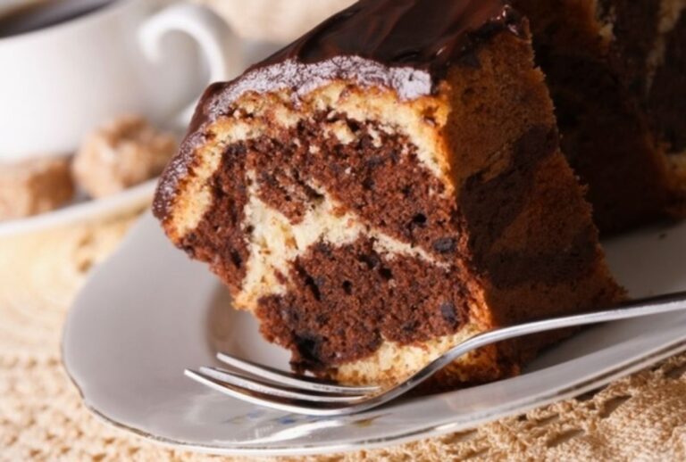 Κέικ σοκολάτας-βανίλιας με γλάσο και κομματάκια κουβερτούρας