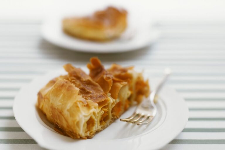 Γλυκιά κολοκυθόπιτα-ρολό με μέλι και καρύδια