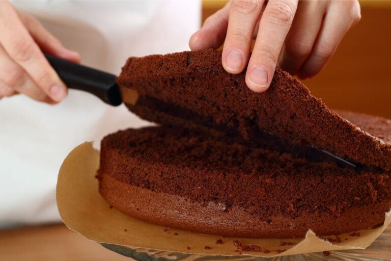 Πώς φτιάχνεις παντεσπάνι με κακάο για σοκολατένιες τούρτες και πολυώροφα γλυκά