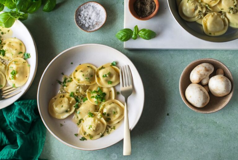 Συνταγή για ραβιόλια με σπιτική ζύμη και γέμιση μανιταριών