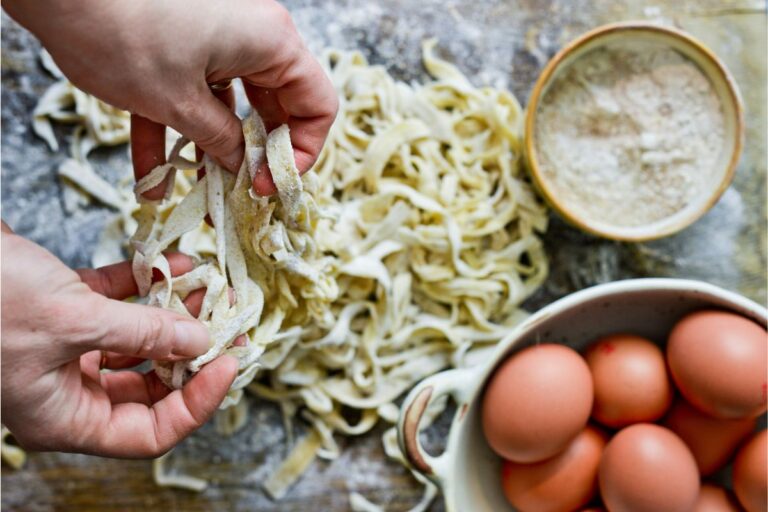 Παγκόσμια Ημέρα Ζυμαρικών: Βασικές συνταγές για με αλεύρι ή σιμιγδάλι – Πώς τα χρωματίζουμε