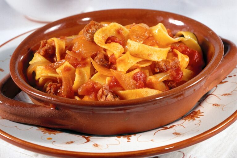 Χυλοπίτες με κιμά, λουκάνικα και ταμπάσκο