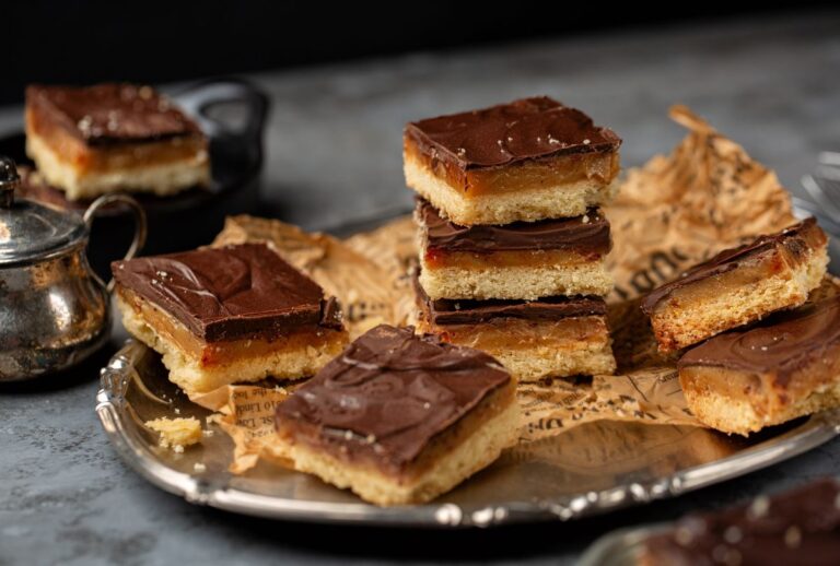 Μπάρες μπισκότου με καραμέλα και σοκολάτα