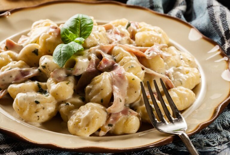 Εύκολα νιόκι σε ένα σκεύος με ζαμπόν και τυρί αλά κρεμ