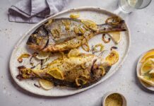 Τι να μαγειρέψω σήμερα, Πέμπτη; Γρήγορες τσιπούρες στο γκριλ με κρεμμύδια