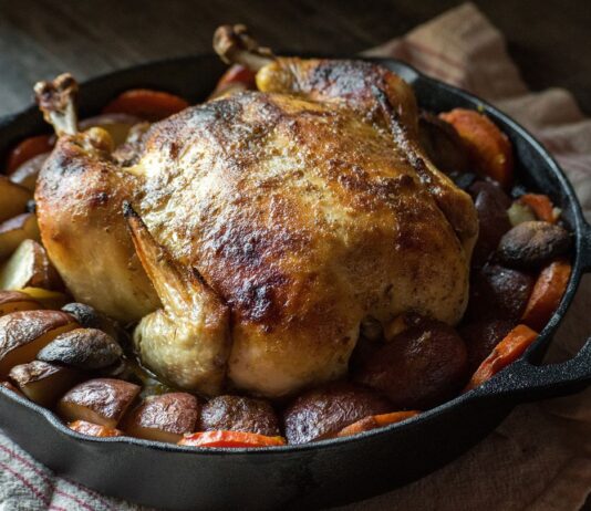 Ωδή στη γάστρα και το μαντέμι – 8 συνταγές για χειμωνιάτικα σιγανομαγειρέματα και σπιτικό ψωμί