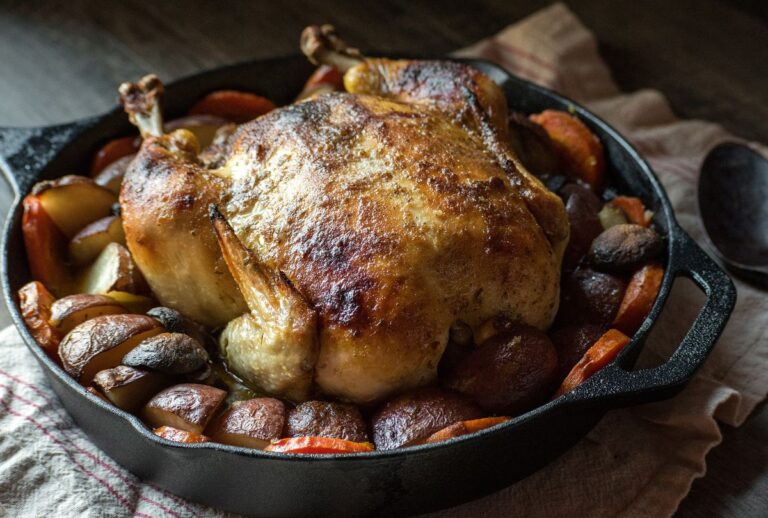 Ωδή στη γάστρα και το μαντέμι – 8 συνταγές για χειμωνιάτικα σιγανομαγειρέματα και σπιτικό ψωμί