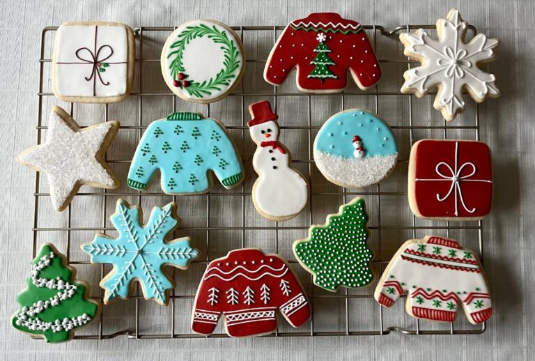«Χριστουγεννιάστε» τα αγαπημένα σας μπισκότα με γλάσο λευκό ή χρωματιστό
