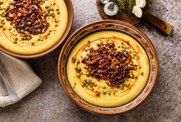 Φάβα με καραμελωμένα κρεμμύδια