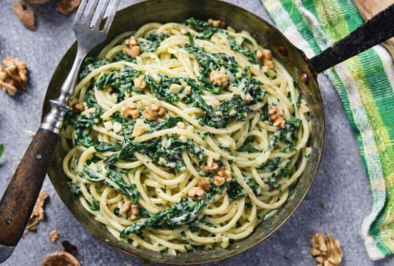 Μακαρονάδα με σπανάκι, καρύδια και μπλε τυρί