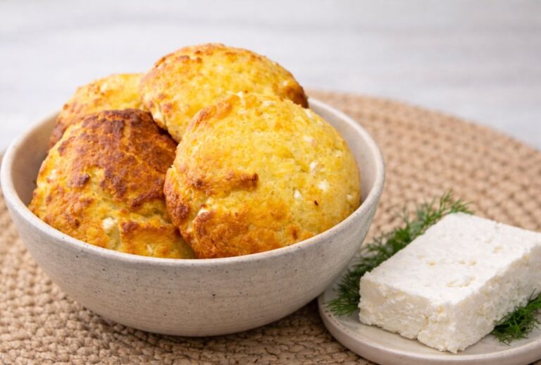 Τυροψωμάκια με φέτα, γιαούρτι και αλεύρι που φουσκώνει μόνο του